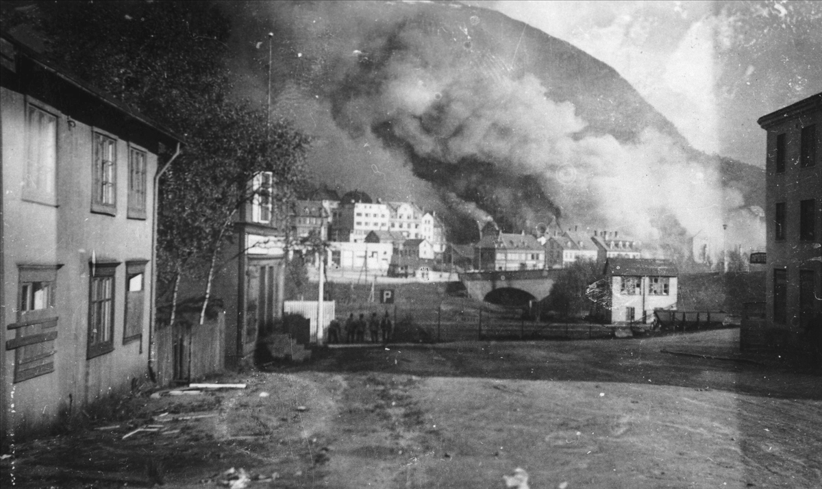 Brennende bygninger i Narvik.