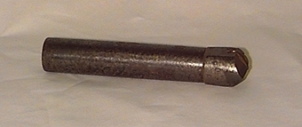 Cylinderformat metallstycke som är cirkelformat i ena änden. I andra änden finns två hål för spolluft, samt ett hårdmetall-skär. Inuti borrkronan finns gängor för pågängning på borrstång.