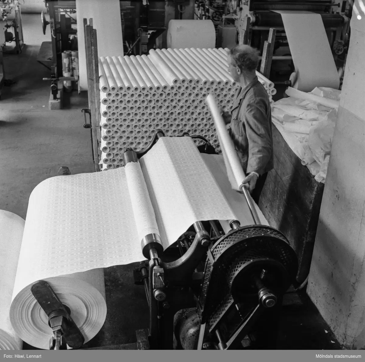 Man i arbete vid rullmaskin nr 24 på pappersbruket Papyrus i Mölndal, 6/5 1955.