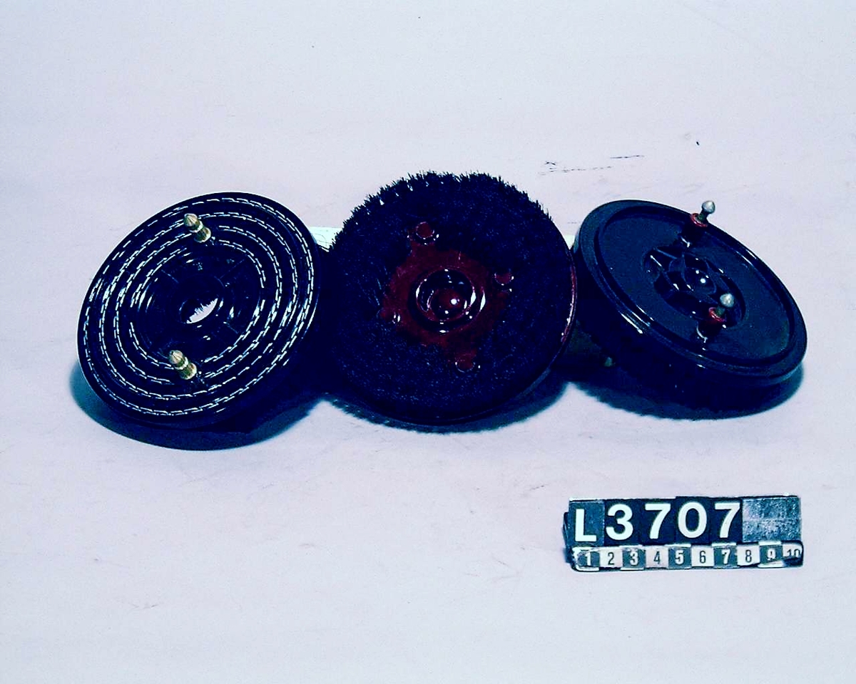 Slang till Electrolux dammsugare mod Z30, men kan även användas till mod ZA 30, ZA 55 och ZA 56. Slangen är omspunnen med olikfärgad tråd som då bildar ett mönster. Rörhandtaget och kopplingen till dammsugaren är i kromad metall.
