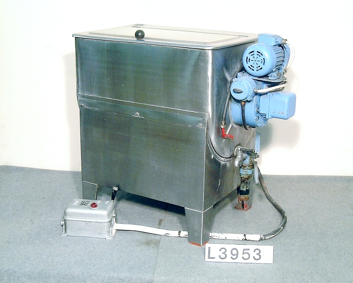 Cylindertvättmaskin, toppmatad med en kapacitet av 12 kg. Maskinen är manuell och ingick i Electrolux fastighetstvättstugeprogram. Knoppen på luckan är sprucken.
Tillbehör: Strömbrytaren till värmeelementet.