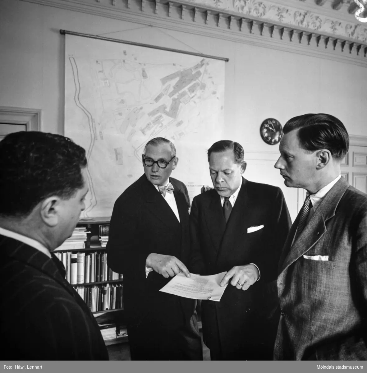 Kamrer Einar Harald, bankdirektör Marcus Wallenberg och disponent Hans Hulthén på pappersbruket Papyrus i Mölndal, 15/6 1955.