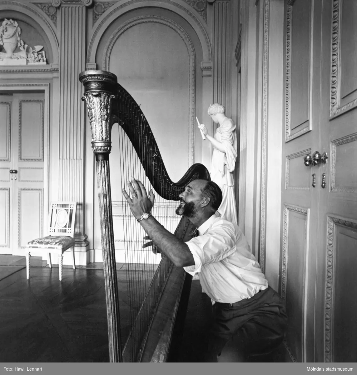 Reportage från pappersbruket Papyrus pressvisning i Mölndal, 29/8 1955. En man spelar harpa på Gunnebo slott.