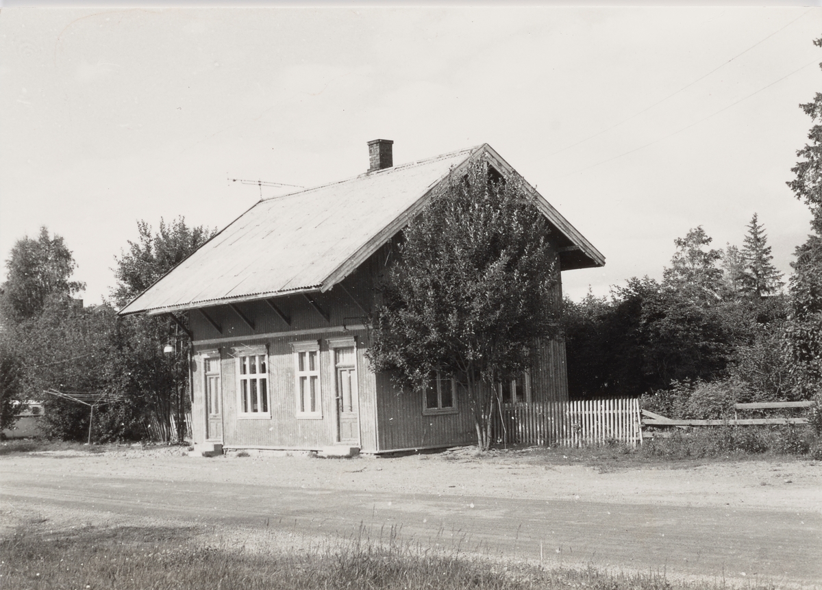 Ved Aurskog stasjon ca. femten år etter Aurskog-Hølandbanens nedleggelse