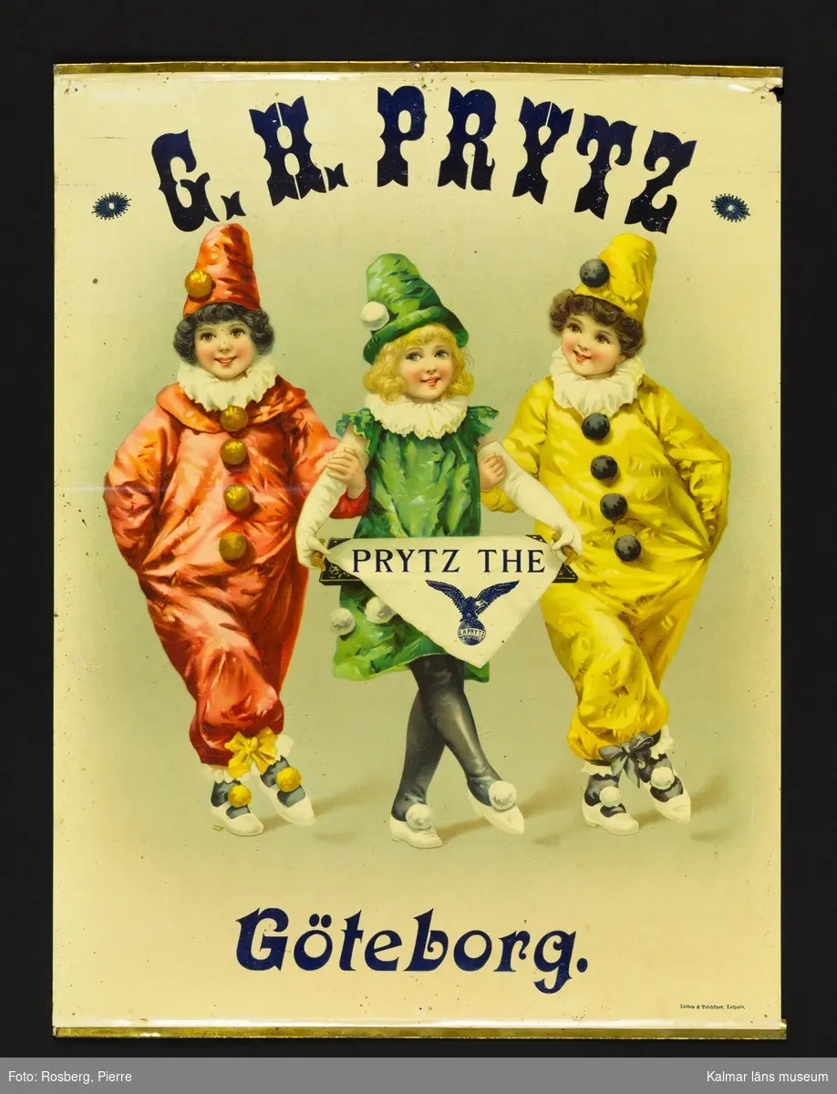 KLM 23970:12. Reklamaffisch. Text: G. H. PRYTZ. Bild med tre clowner, varav en håller en triangelformad duk som ligger på en bricka med texten "Prytz The" och en glob med texten "G. H. Prytz  Göteborg". På globen en örn med utspända vingar. Tryck: Liebes & Teichfner (sannolikt Liebes & Teichner), Leipzig.