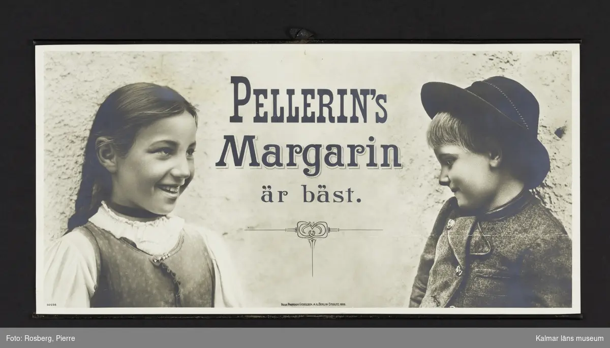 KLM 23970:21. Reklamaffisch. Text: Pellerins Margarin är bäst. Bild: En flicka och en pojke på var sin sida om texten. Neue Photogr.Gesellsch A. G. Berlin-Steglitz, 1908.