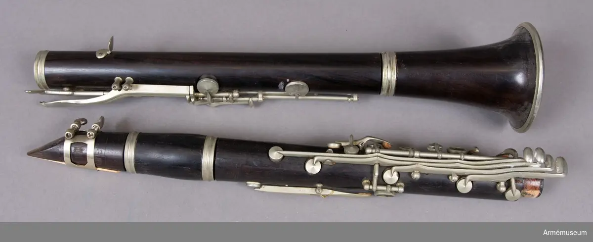 B-klarinett med tillhörande notställ.
Två delar.