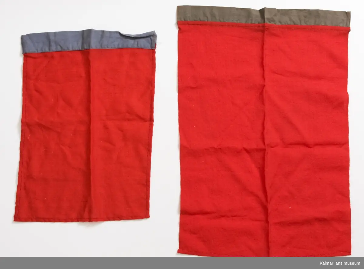 KLM 44463:10:1-2. Signalflaggor för stins, 2 stycken, av ylle och bomull. :1 röd rektangulär flagga, påsydd kanal i ena kortsidan av grått bomullstyg. :2 röd rektangulär flagga, påsydd kanal i ena kortsidan av ljusbrunt bomullstyg. Endast textilen.