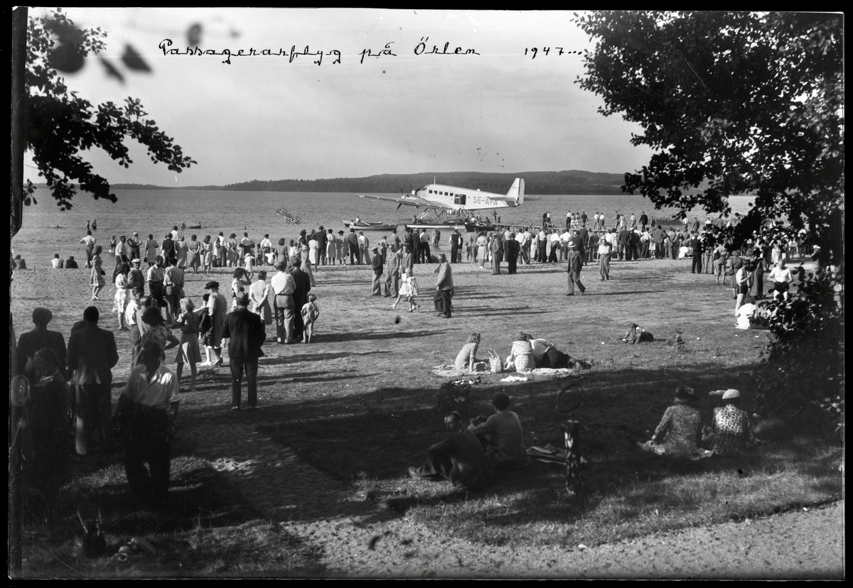 Flygplan på sjön vid Örlens badplats