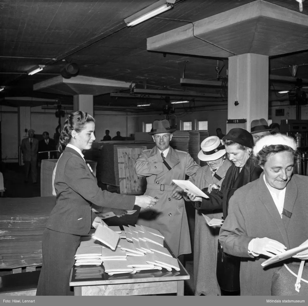 Fabriksvisning för Papyrus anställdas anhöriga. Pappersbruket Papyrus i Mölndal, 28/5 1957.
