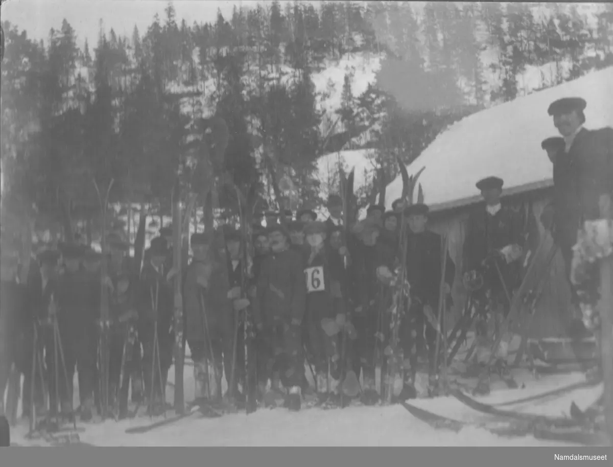 Skiløpere samlet foran hytte