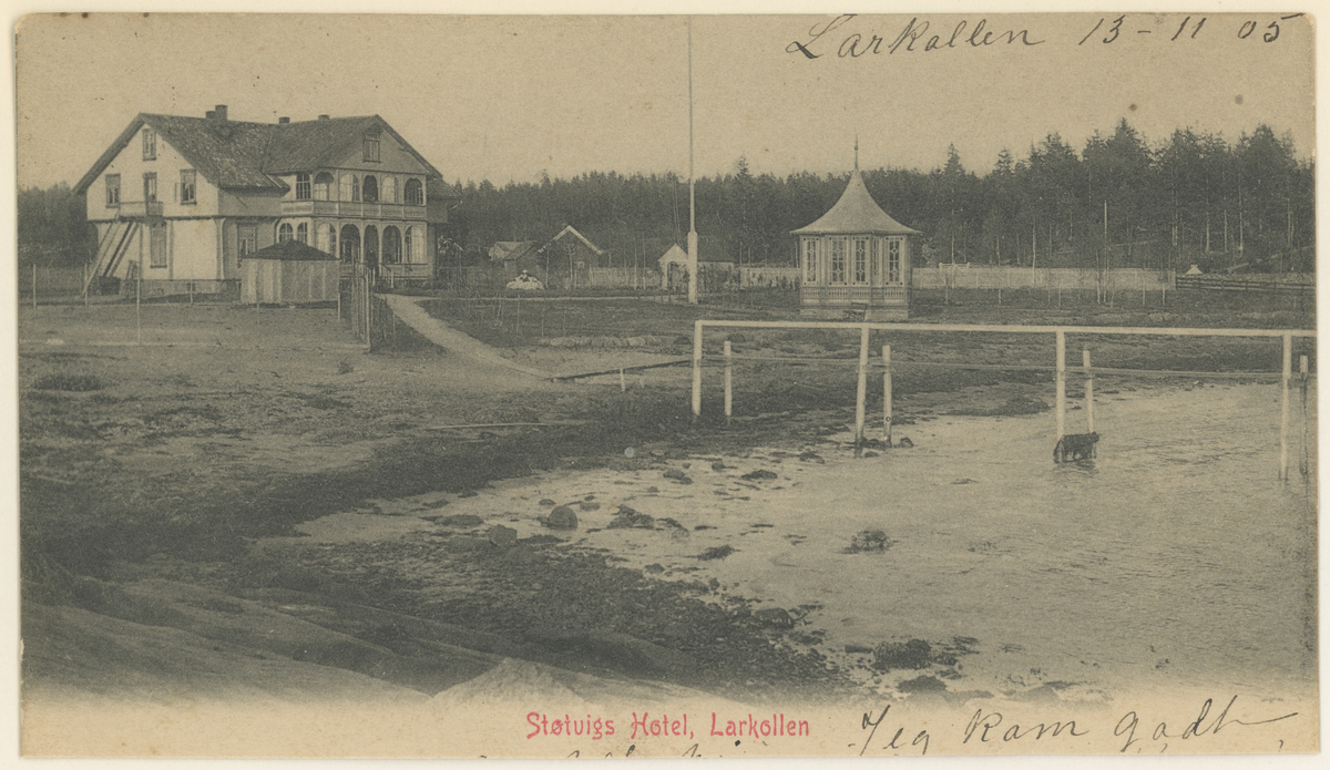 Støtvig Hotell i Larkollen, fem postkort, 1905-6.

Bilde 1:
Dato: 13. november 1905.
Detaljer: brygge og paviljong.
Ukjent fotograf.
Tekst på bildet: "Støtvigs Hotel, Larkollen".

Bilde 2:
Dato: 2. juli 1906.
Tekst på bildet: "Parti af Larkollen med Stötvigs Hotel og Omgivelser".

Bilde 3:
Dato: 31. desember 1905.
Fotograf: K. Bratli. Distr.: Sæbbøs Boghandel.
Tekst på bildet: "Parti af Larkollen, sydlige del / Sæbbös Bogh. Forlag No. 32, Eneberettiget 1904 / Bratli foto."

Bilde 4:
Dato: ukjent, 1906.
Fotograf: Frisenfeldt.

Bilde 5:
Dato: før 1906.
Ukjent fotograf.
Tekst på bildet: "Parti fra Larkollen".