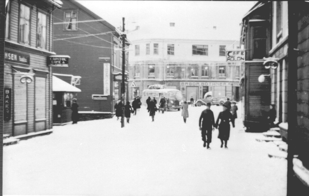 Tyske soldater(?) og norske sivile i Rikard Kaarbøs gate i Harstad.