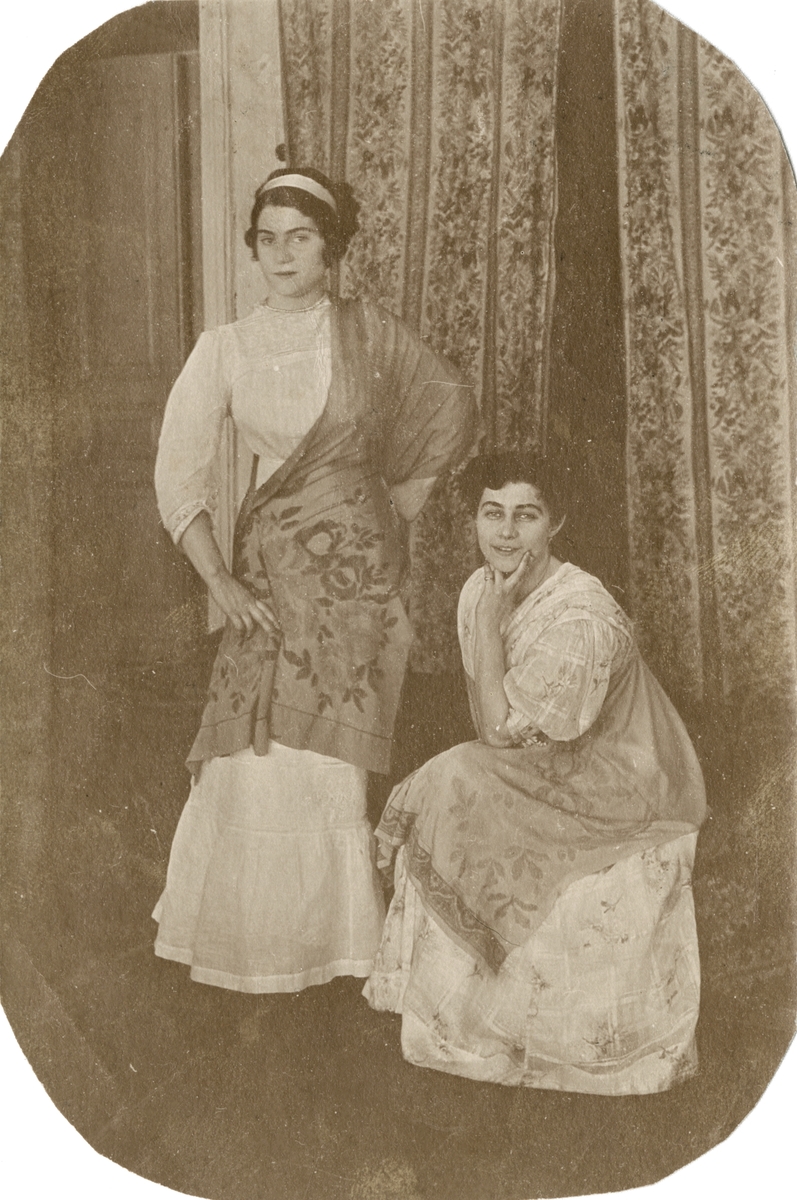 Bildepostkort fra Julia Rostin, til venstre og Florentine Rostin, til høyre. 

Påskrift på baksiden.
Poststemplet Moskva 28.11.
Adressert til søster Elisabeth, gift første gang med Mark Naúmovich Méychik (1880 — 1950), pianist, pedagog og musikkviter.