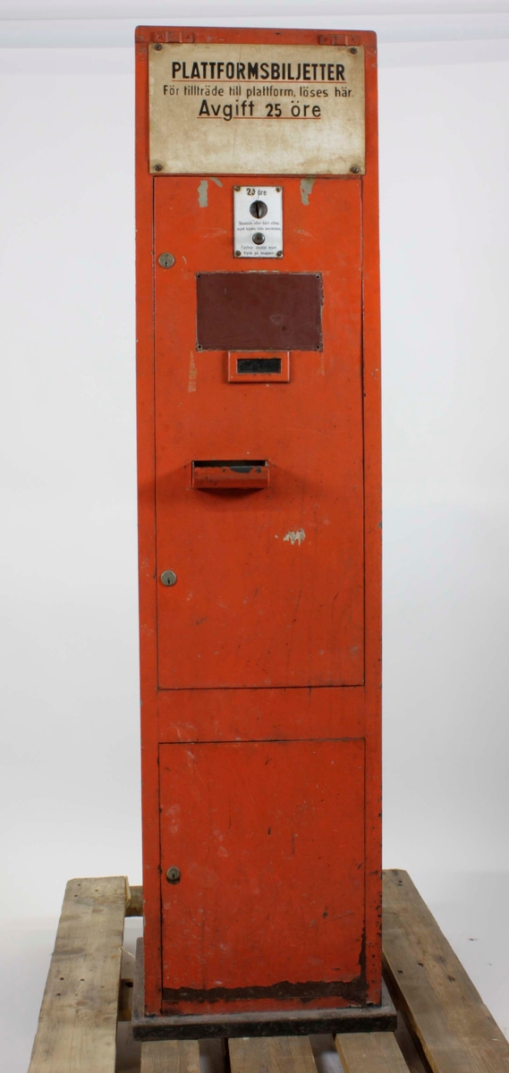 Automat för plattformsbiljetter, av orange plåt.