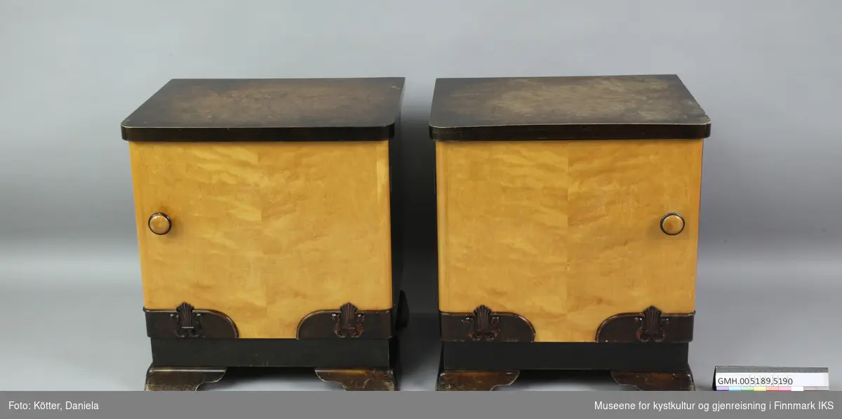 Dette er et av to nattbord som er likedan, men med speilvendt hengslete dører. Nattbordet er laget av finérbelagt treverk. Dørfronten er transparent lakkert, mens sidene og topplaten samt føttene er mørk beiset.
