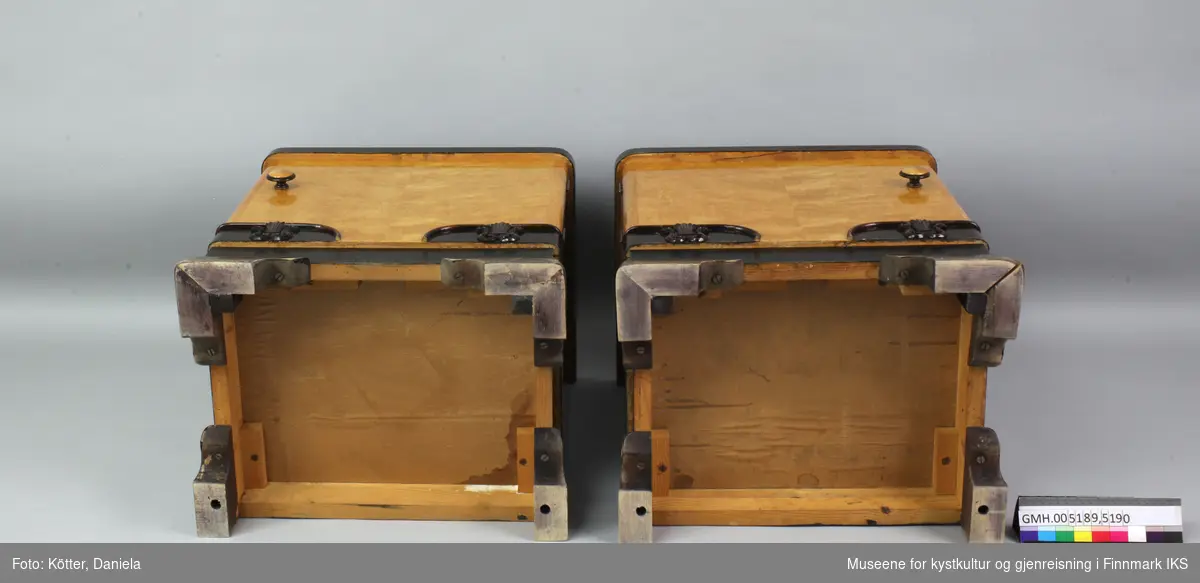 Dette er et av to nattbord som er likedan, men med speilvendt hengslete dører. Nattbordet er laget av finérbelagt treverk. Dørfronten er transparent lakkert, mens sidene og topplaten samt føttene er mørk beiset.
