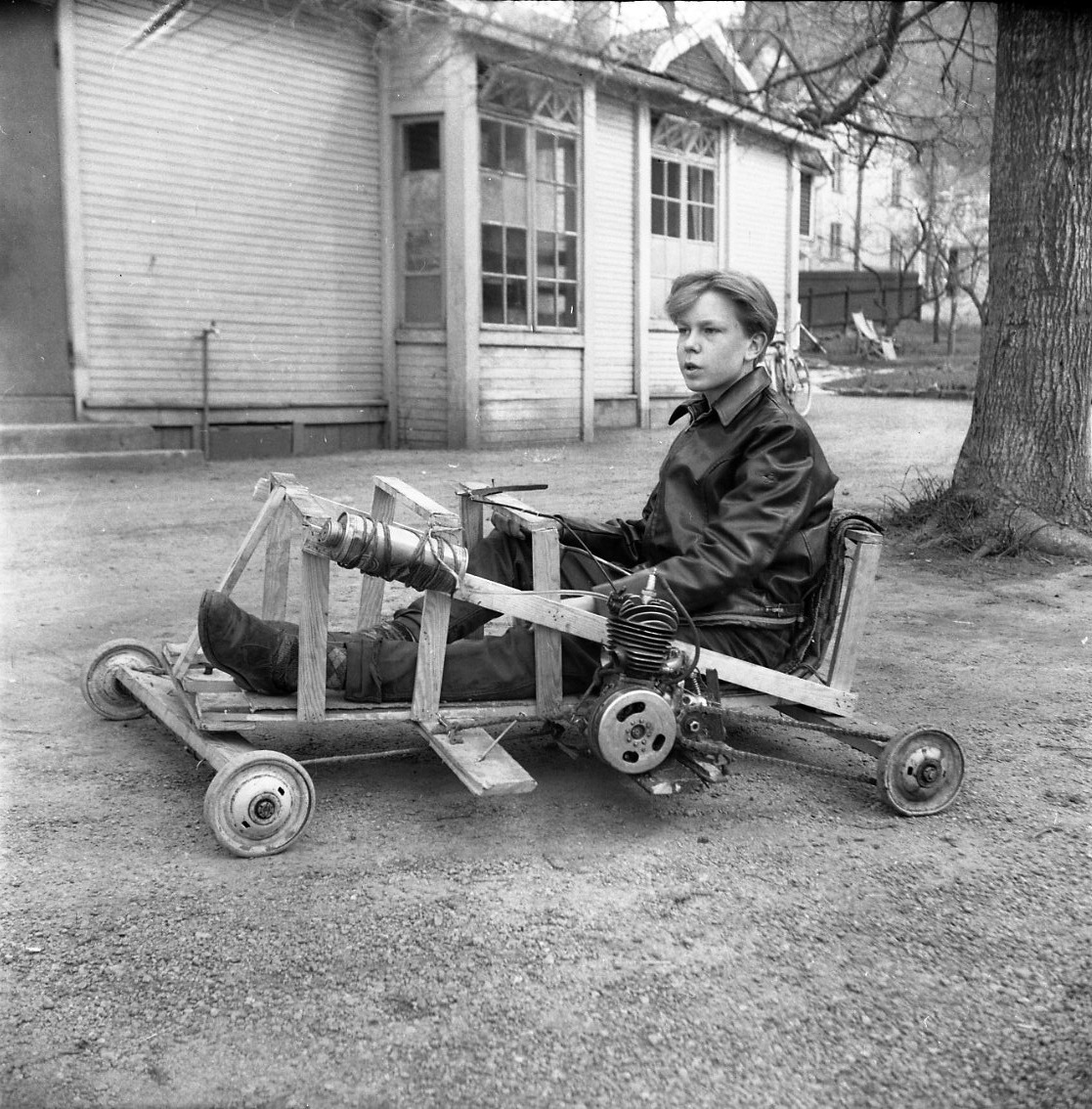 13-årige Axel Madsen sitter i sin hemmabyggda bil på gårdsplanen till Ribbagården.
