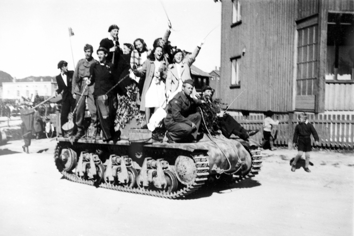 Soldater og russ oppå en stridsvogn.