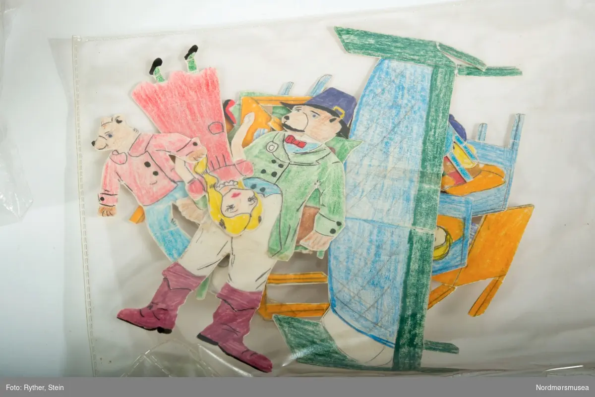 11 poser med pappfigurer for filttavle, laget av barn og sannsynligvis ansatte i barnehagen. Hentet på Stella Maris Barnehage