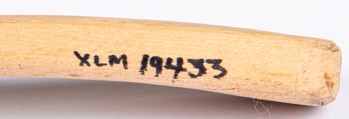 Acc.kat: Slev. Trä, omålad. Raka kanter på tre sidor av skedskålen. På baksidan ett ritat ansikte i blyerts och färgpenna. Skaftet märkt "3421/-50".