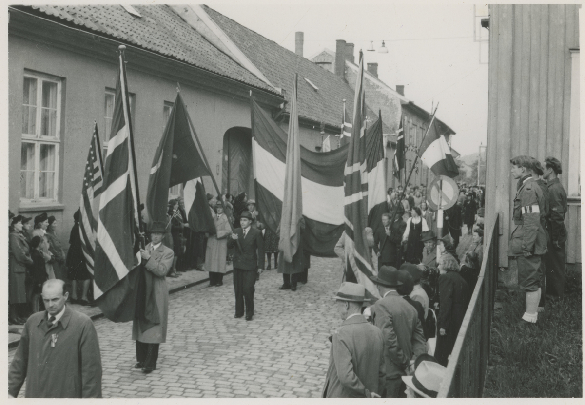 17. mai 1945

Bilde 1: De allierte nasjoners flagg i folketoget 17. mai 1945.

Bilde 2: Fra russetoget 17. mai.