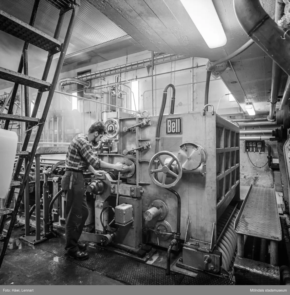 Maskinförare Roger Sjökvist i arbete vid PM4:s inloppslåda på pappersbruket Papyrus i Mölndal, 8/9 1967.