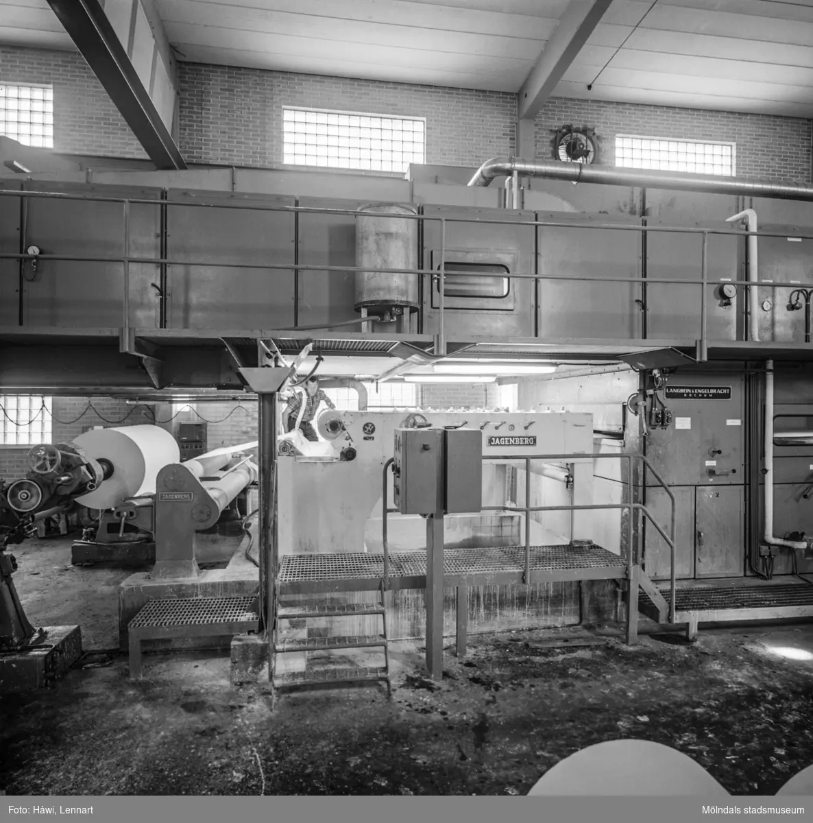 Man i arbete vid målmaskin nr 1 på pappersbruket Papyrus i Mölndal, 29/7 1968.