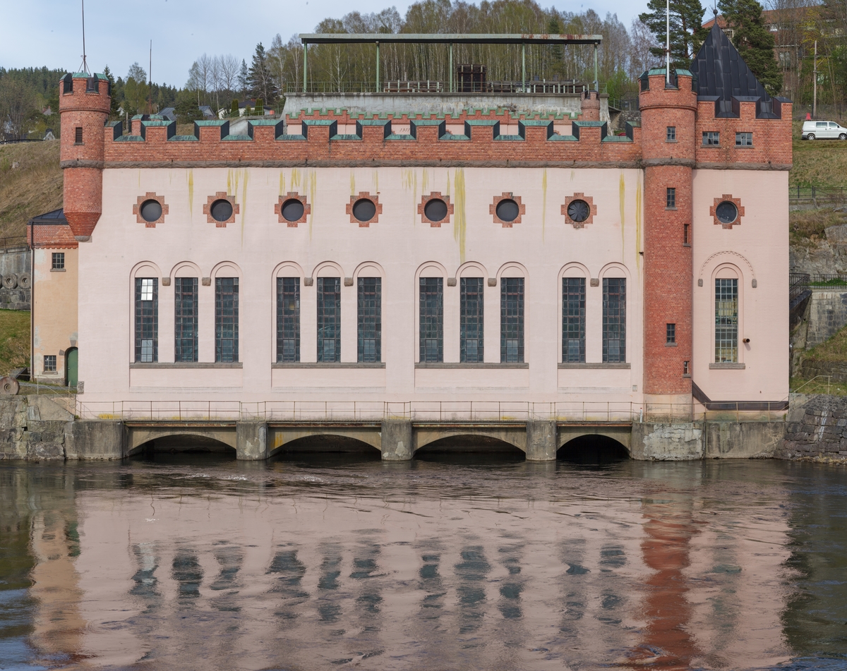 Fasaden til Tinfos II kraftstasjon ved Tinnelva. Utforminga minner om ei borg.