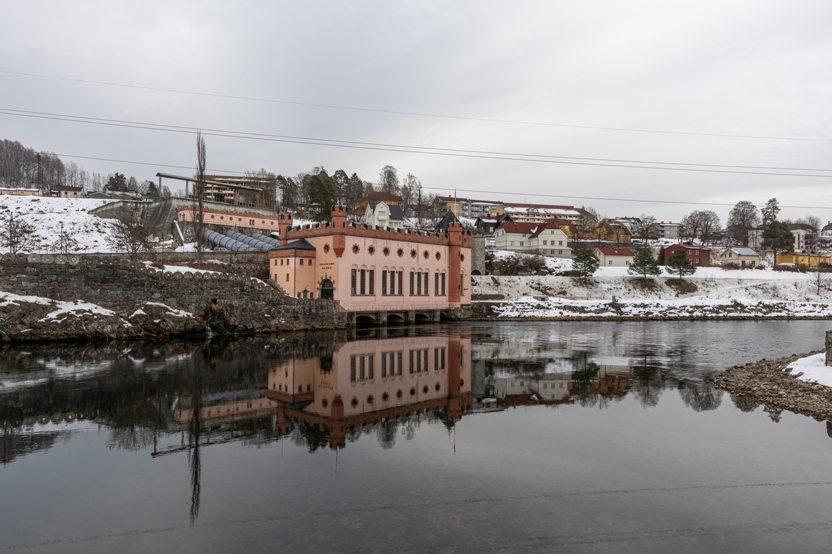 Tinfos II kraftstasjon i vinterlandskap, speglar seg i Tinnelva.