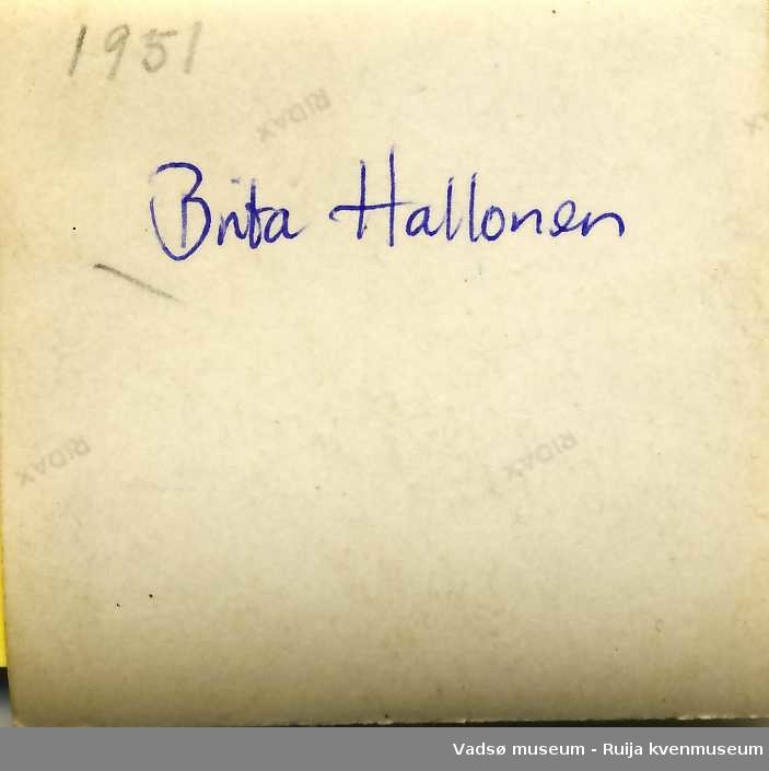 Brita Halonen på benk i 1951. Eier av Halonengården i Vadsø.