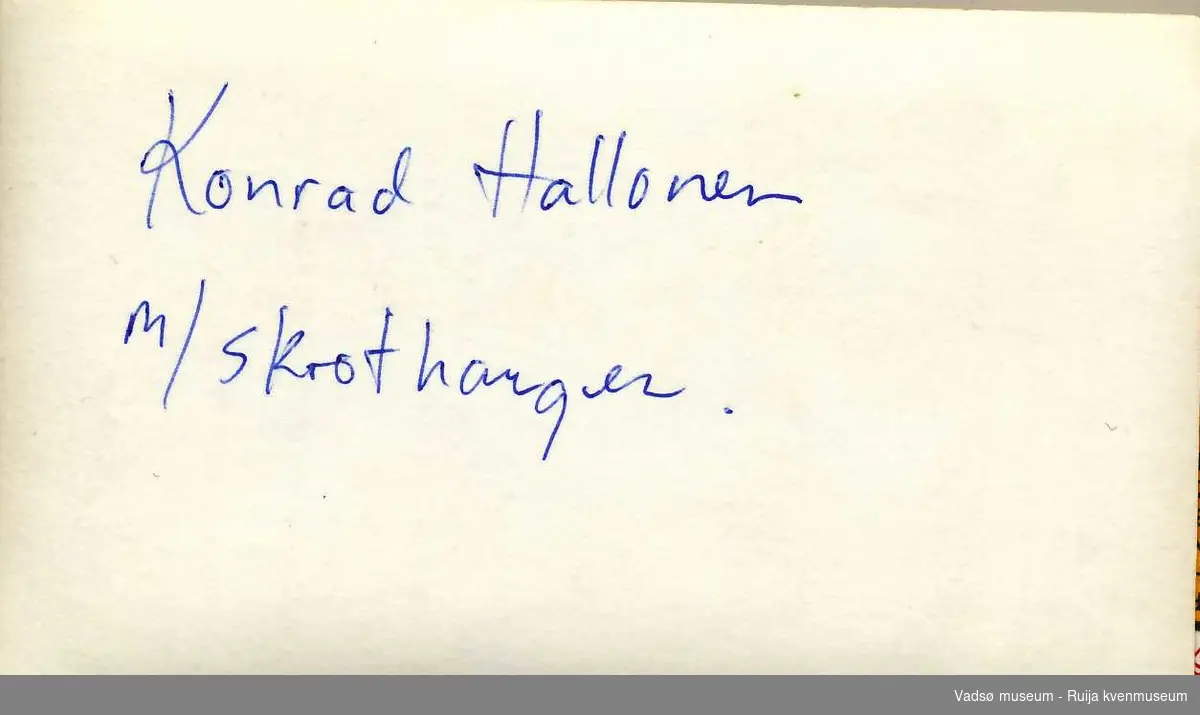 Konrad Halonen foran Halonengården i Slettengt. i Vadsø. Ca 1960- 1970-tallet.