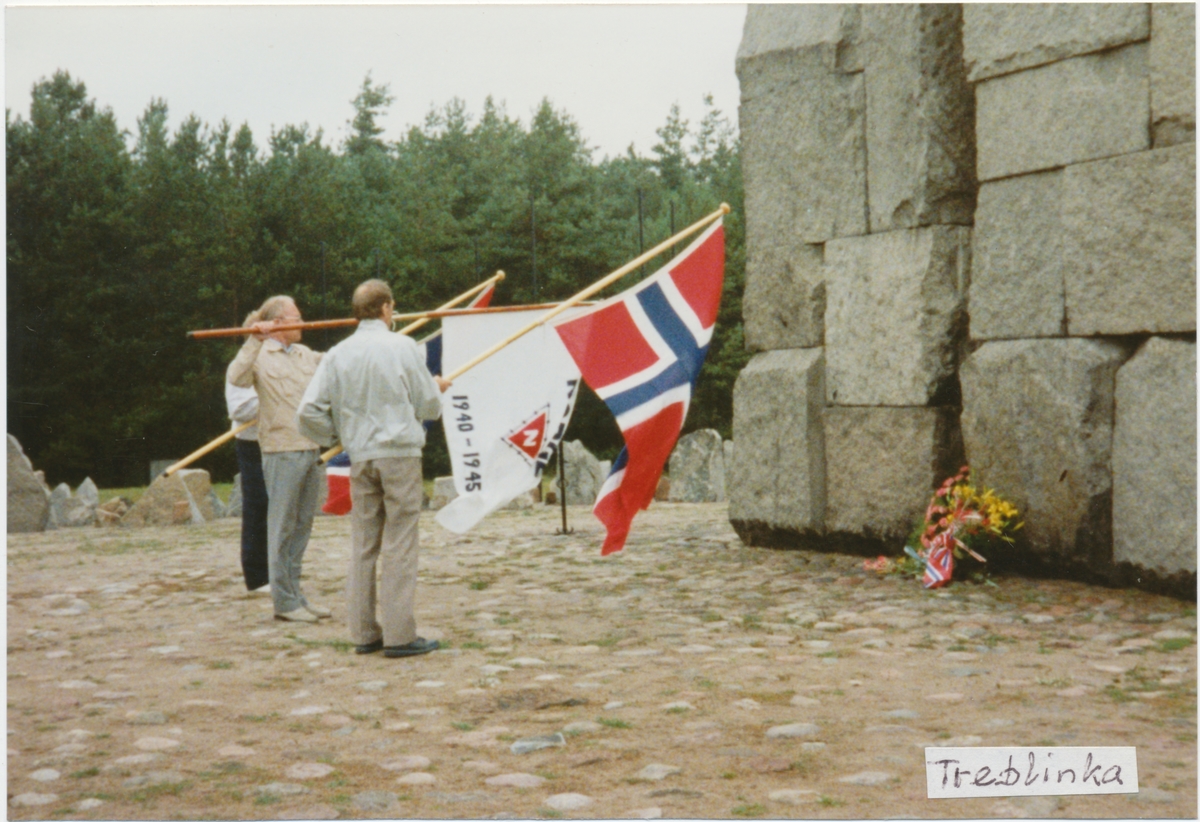 Seremoni i Treblinka i Polen i august-september 1988. Bildet er tatt under en tur som Foreningen av politiske fanger 1940-1945 arrangerte til Polen til 24.08.-08.09.1988,