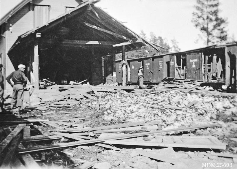 Store ødeleggelser både på togmateriell og bygninger etter bombeangrepet mot toget på Telneset stasjon 24. april 1940. Foto: Anno Musea i Nordøsterdalen (Foto/Photo)