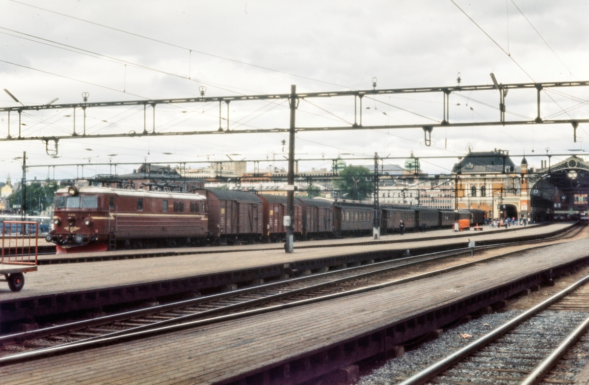 Elektrisk lokomotiv El 13 2151 med sykkeltog til Stryken på Oslo Østbanestasjon