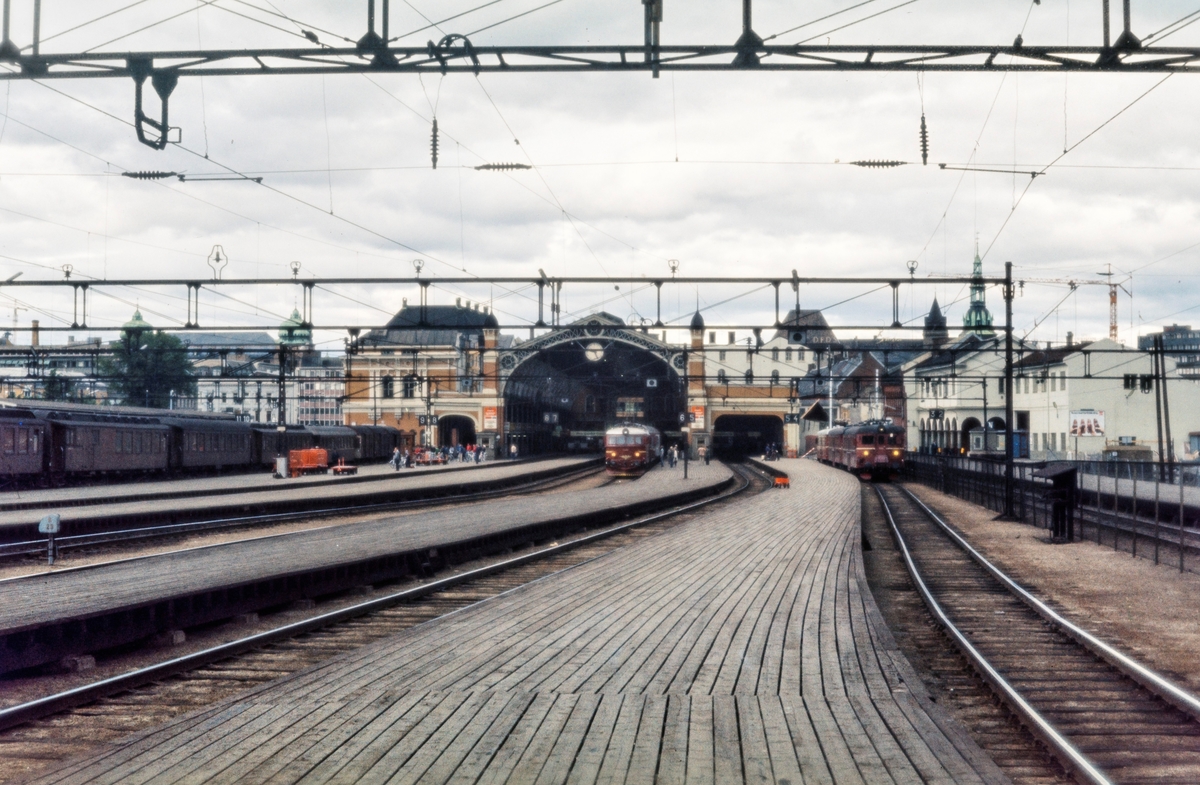 Oslo Østbanestasjon. Til venstre sykkeltog til Stryken, i midten El 11 med persontog, til høyre elektrisk motorvognsett type 65/67 med lokaltog til Hovedbanen