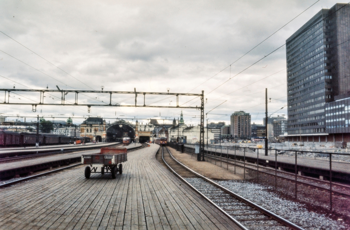 Oslo Østbanestasjon. Til høyre er sporene på Oslo S under bygging. Til venstre sykkeltog til Stryken, i midten El 11 med persontog, til høyre elektrisk motorvognsett type 65/67 med lokaltog til Hovedbanen