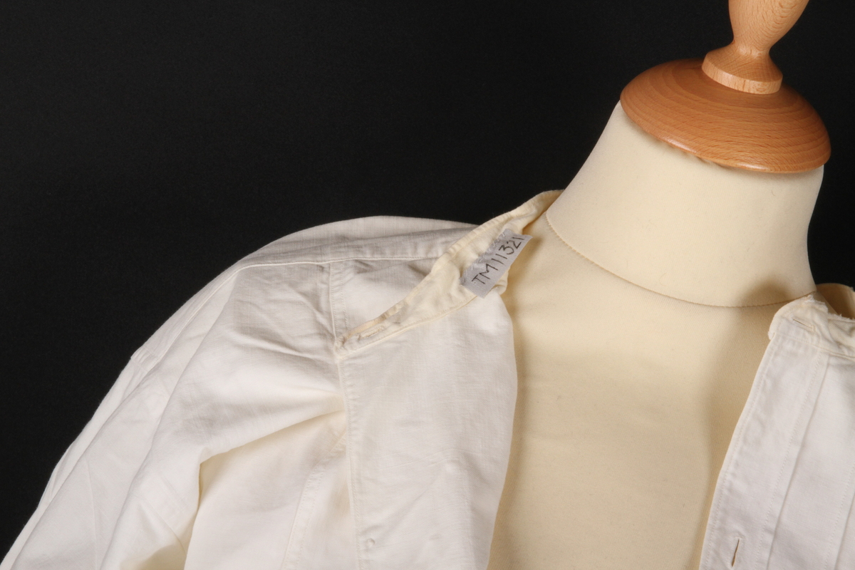 Nattskjorte med bærestykke, lang med lang erm, hvit, knapper foran.
