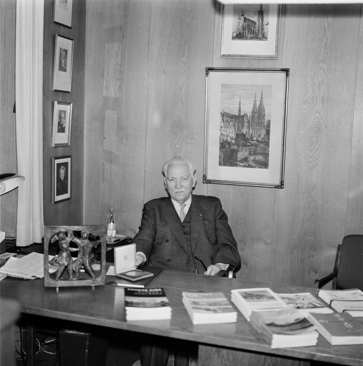 Anders Diös sittande vid skrivbordet, Uppsala 1963