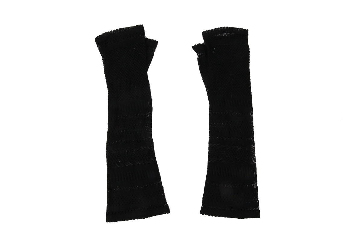 Et par svarte halvhansker i hullmønstret tekstil.
