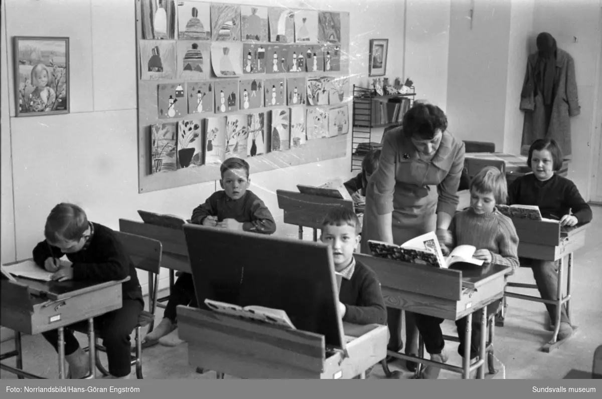 Böle skola i Sidsjön, Sundsvalls minsta skola 1962. Exteriör med barn som leker i snön och interiörbilder från klassrummet. Byggnaden används numera (2020) som bygdegård.
