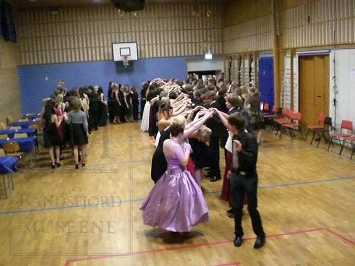 Ball på Lunner ungdomsskole. Utstilling, elever som danser polonese.
