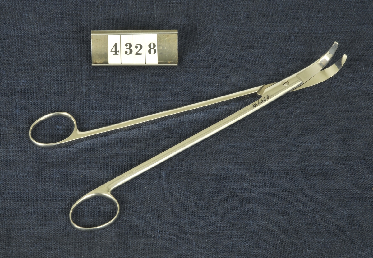 Kirurgiskt instrument, sax, från 1900-talets första del. Har använts vid militära sjukhus.