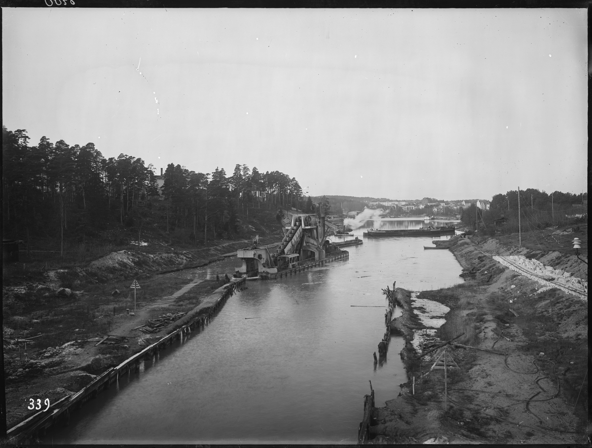 Bygget av Södertälje kanalverk. Mudderverk.