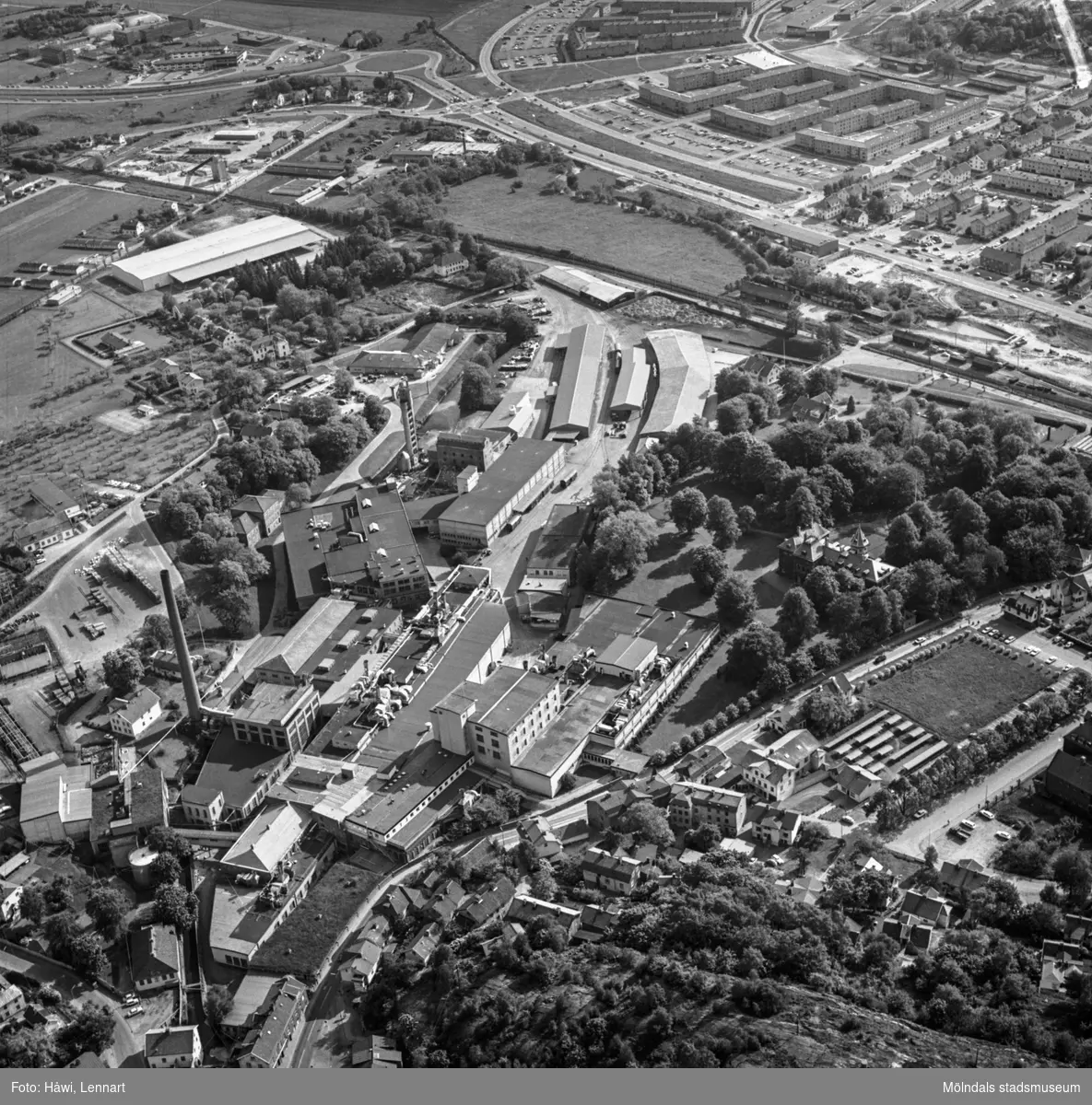 Flygfoto över pappersbruket Papyrus fabriksområde i Mölndal, 9/6 1969. Till vänster om fabriksbyggnaderna syns en del av Yngeredsfors fruktodlingar.