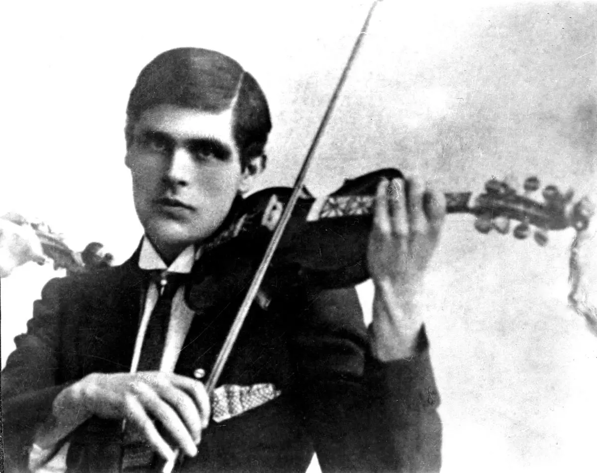 Nils Bakke med fele.