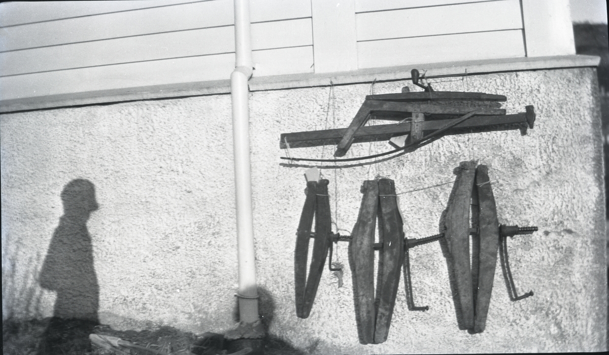 Båtredskaper fra Nordfjord. - 3 båtklemmer, 1 "sjølvhalde" (båtklemme med langskaftet hammer brukt til klinking.