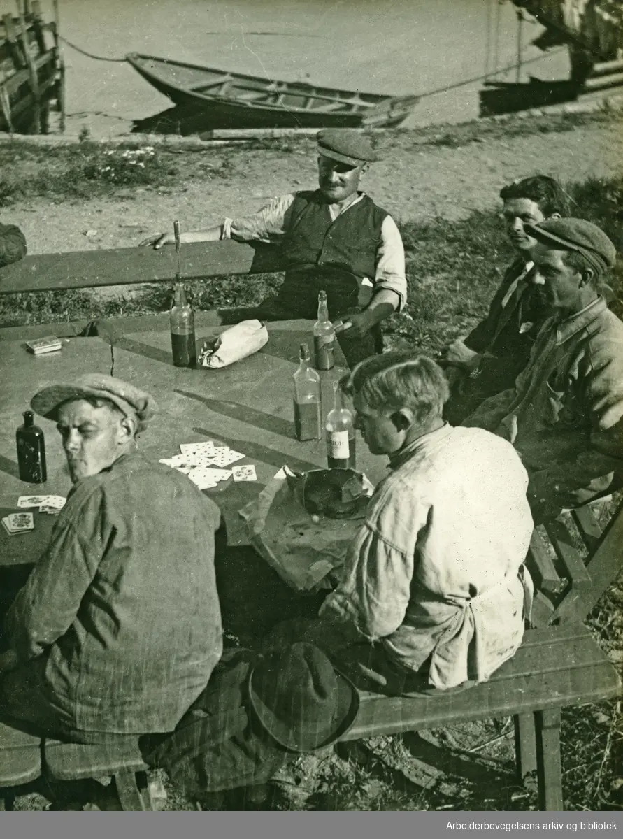 Spisepause på ukjent arbeidsplass i Oslo. Kaffepause. Kortspill..1930-tallet.
