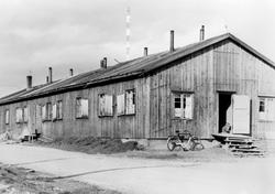 Bildet viser en boligbrakke i Vadsø fotografert en gang ette