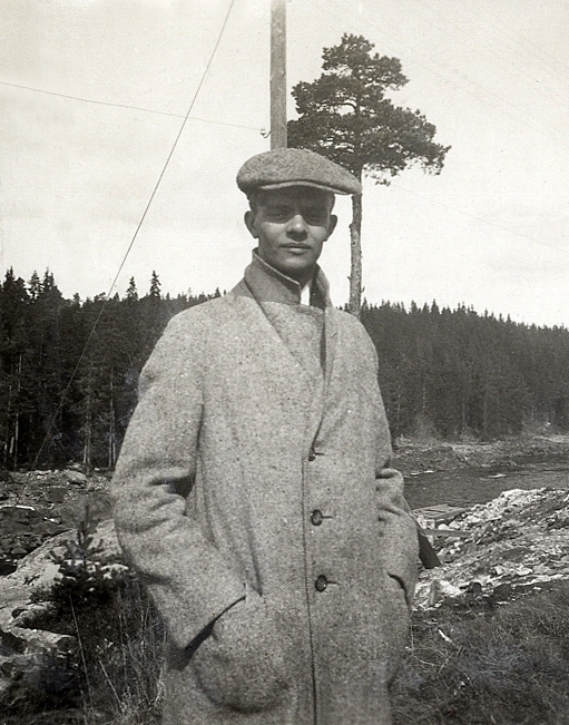 En ung man i tweedrock och dito keps.
Till höger rubrik: "- STUDIERESAN -".  Under fotot text: "- Redan på ett - tidigt stadium - förlorade Karl Sigurd - Glasögonen - ".
